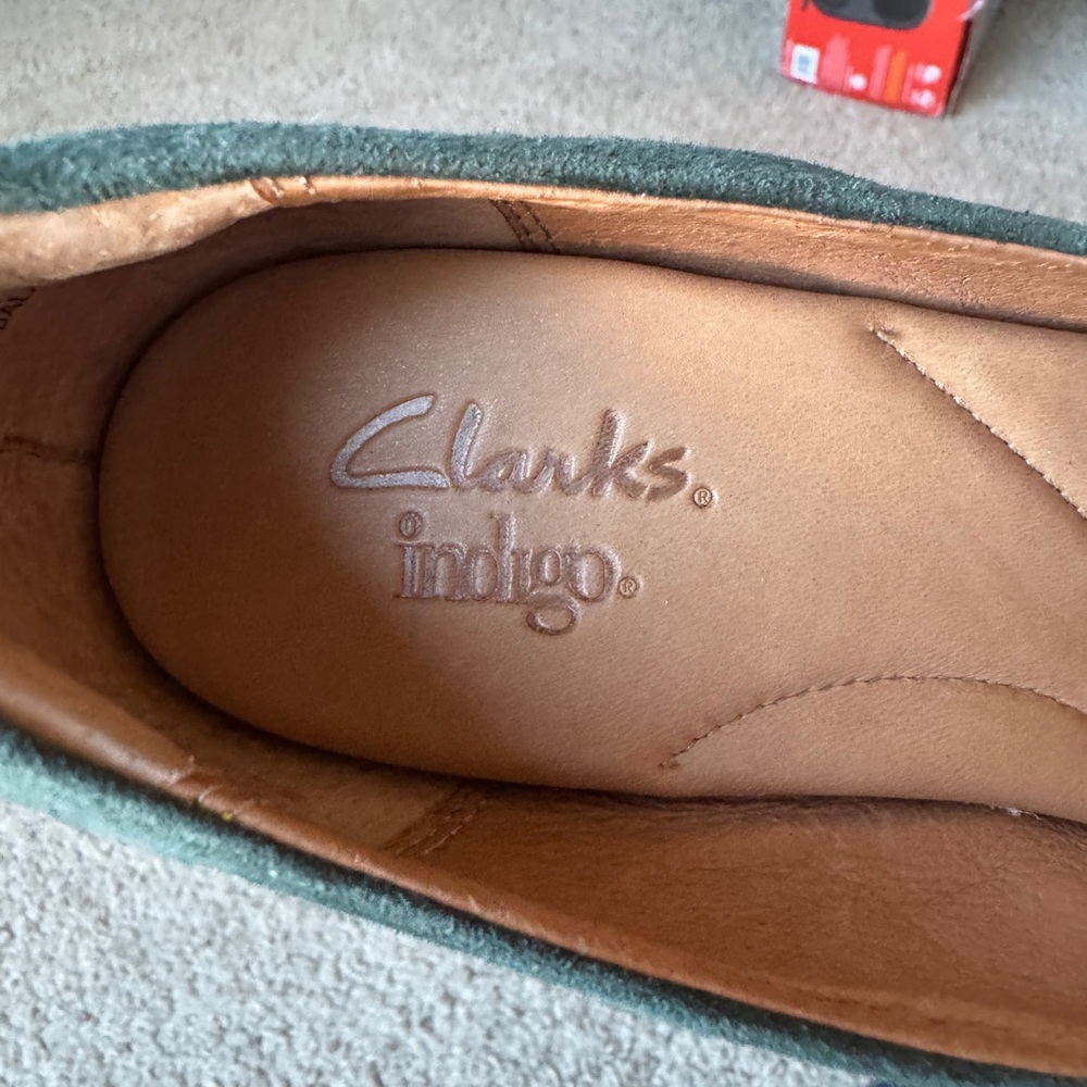 Clarks Women's Deep Green Suede Platform Pumps - Picture 2 of 6